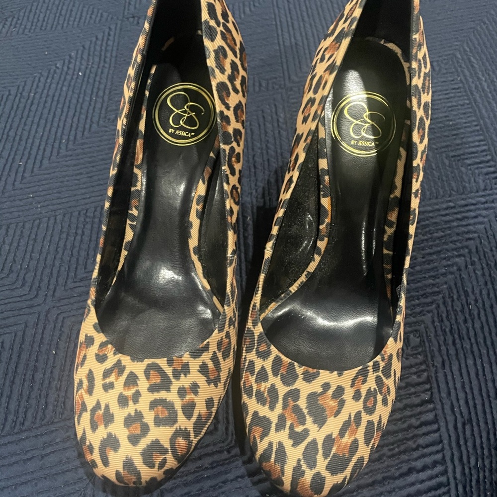 Jessica Simpson 4 in leopard print heels. Size 8